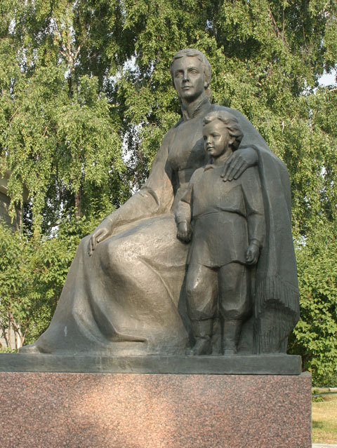 Скульптурная композиция «Мария Александровна с сыном Володей» создана группой скульпторов во главе с П.И.Бондаренко
